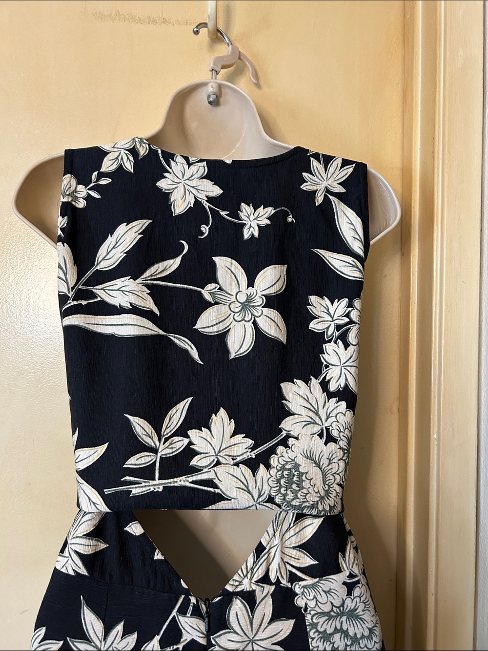 Tommy Bahama Black and White Floral Sleeveless Maxi Dress with Tie Waist size 10 - Picture 7 of 12